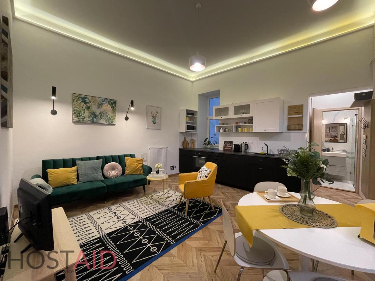 M10 Apartment - Hostaid Budapest Eksteriør billede